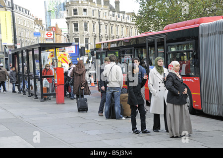 Passagiere warten auf Bus an der Bushaltestelle vor dem Bahnhof Kings Cross Stockfoto