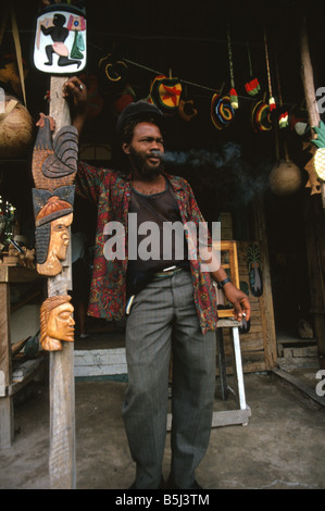 Jamaikanische Mann Rauchen eines Joints vor einem Geschäft in Negril Jamaika Stockfoto