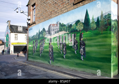 Wandmalereien der Scottish Pipe Band, Trommler und Pfeifer. Touristenattraktion Invergordon vor der Mauer; Highland Murals in Invergordon, Schottland, Großbritannien Stockfoto