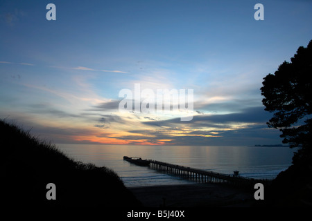 Sonnenuntergang über Seacliff Beach in Aptos, Kalifornien. Palo Alto Zement Schiff kann am Ende des Piers im Hintergrund gesehen werden. Stockfoto