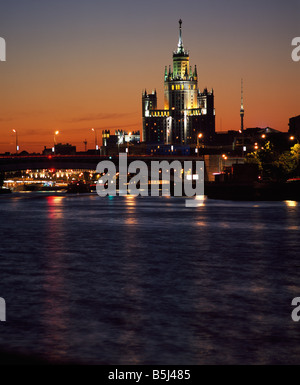 Die Abend-Moskau. Die Aussicht auf Kotelnicheskaya Damm Gebäude und Moskwa Stockfoto