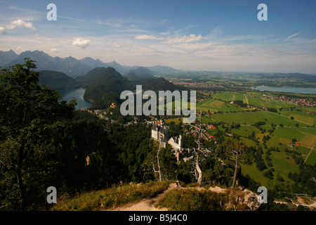 Vogelperspektive von Schloss Neuschwanstein und die umliegenden Berge und Seen in Schwangau in der Nähe von Fuessen Allgaeu Bayern Stockfoto