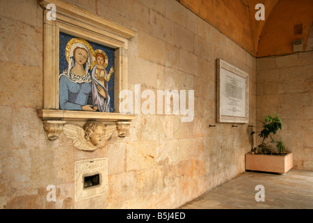 Mosaik von Madonna und Kind eingelassen Steinmauer, Pisa, Italien Stockfoto