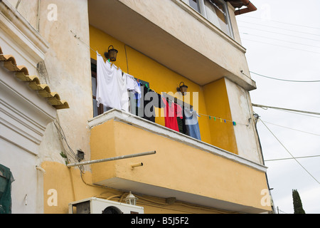 Waschen auf gelbe Balkon Corfu Stockfoto