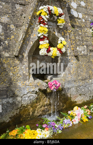 Einer der sieben Brunnen in der Cotswold-Dorf Bisley dekoriert für die Himmelfahrt-Zeremonie der Segen der Brunnen Stockfoto