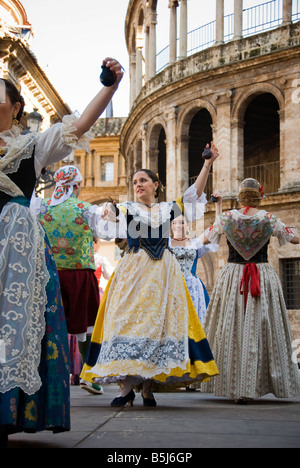 Traditionell gekleidete spanische Frau tanzen auf der Plaza De La Virgen im historischen Stadtzentrum von Valencia, Spanien Stockfoto