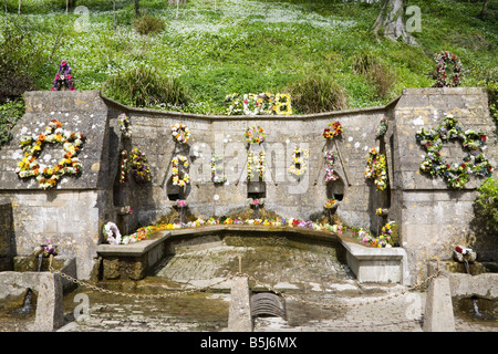 Sieben Brunnen in der Cotswold-Dorf von Bisley, Gloucestershire für die Himmelfahrt-Zeremonie der Segen der Brunnen dekoriert Stockfoto