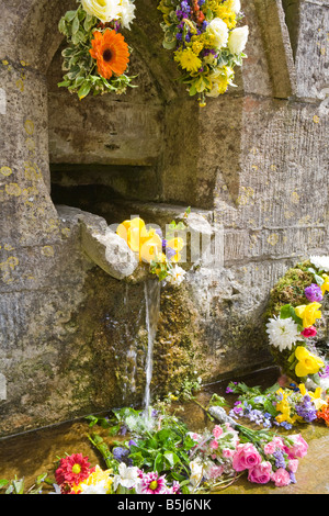 Einer der sieben Brunnen in der Cotswold-Dorf Bisley dekoriert für die Himmelfahrt-Zeremonie der Segen der Brunnen Stockfoto