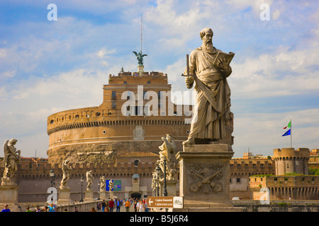 Castel Sant Angelo und Sant Angello Brücke am Fluss Tiber Rom Italien Stockfoto