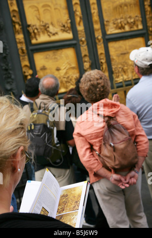 Weibliche Touristen lesen einen Reiseführer vor der Tür Osten das Baptisterium, Florenz, Italien. Stockfoto