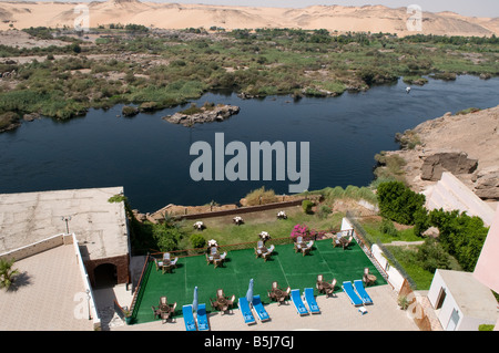 Blick über den Nil zum ersten Katarakt und der Westlichen Wüste von Sara Hotel in Assuan im südlichen Ägypten Stockfoto