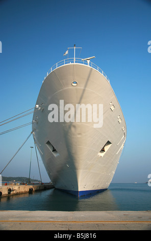 Großes Kreuzfahrtschiff vor Anker im Hafen Stockfoto