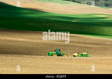 Ein Traktor zieht einen Luft-Sämaschine um Getreide oder Hülsenfrüchten in der Palouse Region Washington im Frühjahr Pflanzen Stockfoto