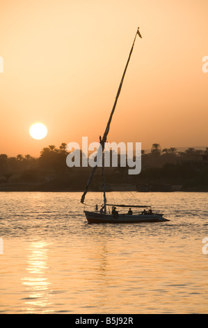 Eine Silhouette felucca traditionelle hölzerne Segelboot auf dem Nil zwischen Assuan und Luxor Ägypten Stockfoto