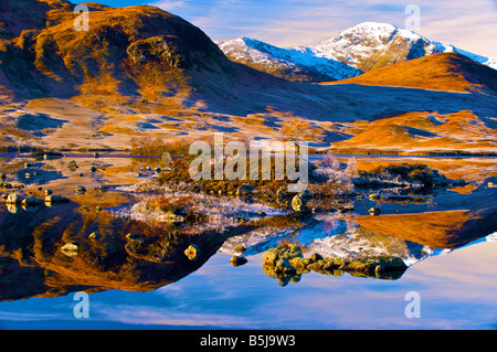 Reflexionen in der Morgendämmerung in Loch Tulla Rannoch moor Highlands Schottland Stockfoto
