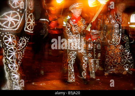 LEWES BONFIRE NIGHT GUY FAWKES FEUER WERKE 5 NOVEMBER HISTORISCHER FESTZUG SUSSEX GESELLSCHAFT Stockfoto