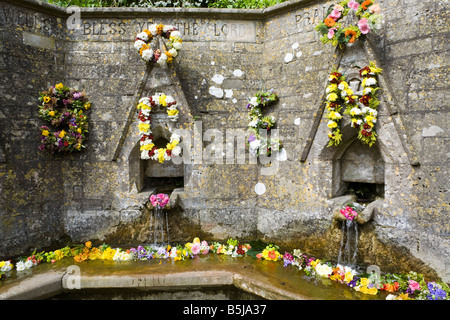 Sieben Brunnen in der Cotswold-Dorf von Bisley, Gloucestershire für die Himmelfahrt-Zeremonie der Segen der Brunnen dekoriert Stockfoto