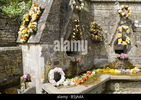 Sieben Brunnen in der Cotswold-Dorf von Bisley, Gloucestershire für die Himmelfahrt-Zeremonie der Segen der Brunnen dekoriert Stockfoto