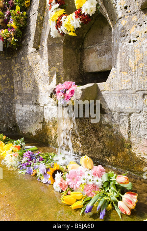 Einer der sieben Brunnen in der Cotswold-Dorf Bisley dekoriert für die Himmelfahrt-Zeremonie der Segen der Brunnen Stockfoto