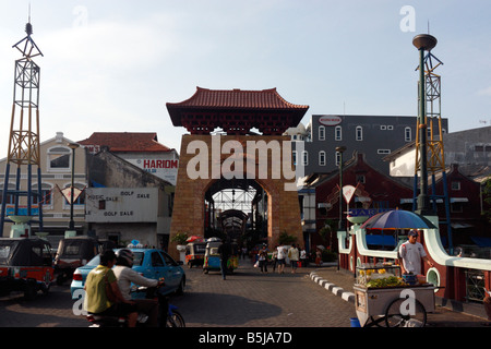 Eingangstor zum Pasar Baru Einkaufsviertel in Jakarta Stockfoto