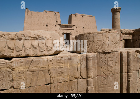 Äußere des antiken Tempel von Edfu, dem Falkengott Horus geweiht, in ptolemäischer Zeit zwischen 237 und 57 v. Chr. gebaut. Ägypten Stockfoto