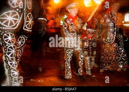 PEARLY KING, QUEEN + KIND LEWES BONFIRE NIGHT GUY FAWKES FEUER ARBEITET 5 NOVEMBER HISTORISCHER FESTZUG RYE SUSSEX GESELLSCHAFT Stockfoto