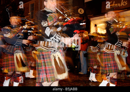 LEWES BONFIRE NIGHT GUY FAWKES FEUER ARBEITET 5 NOVEMBER HISTORISCHER FESTZUG RYE SUSSEX GESELLSCHAFT TASCHE PIPERS IN KILTS Stockfoto