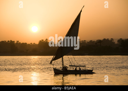 Eine Silhouette felucca traditionelle hölzerne Segelboot auf dem Nil zwischen Assuan und Luxor Ägypten Stockfoto