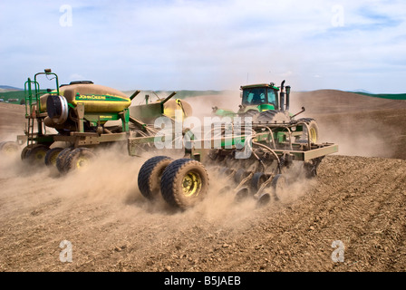 Ein Traktor zieht einen Luft-Sämaschine um Getreide oder Hülsenfrüchten in der Palouse Region Washington im Frühjahr Pflanzen Stockfoto