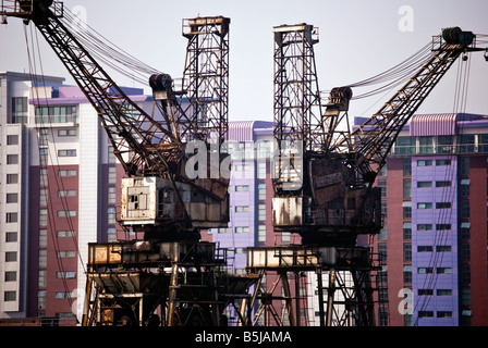 Alten Kräne und Neubauwohnungen in Battersea, London Stockfoto