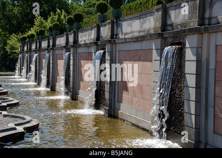 Wasserfall Brunnen in den Gärten Drottningholm Palace in der Nähe von Stockholm Schweden Stockfoto