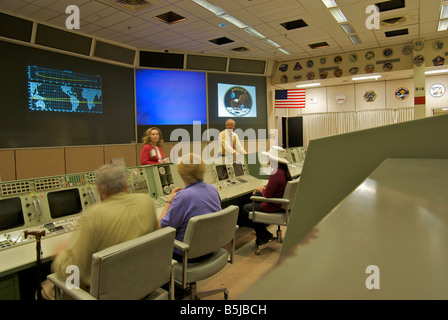 Touristen, die das ursprüngliche NASA Mission Control Center am Johnson Space Center Stockfoto