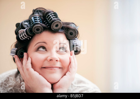 Kopfschuss Frau mit Lockenwickler im Haar Stockfoto