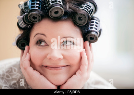 Kopfschuss Frau mit Lockenwickler im Haar Stockfoto