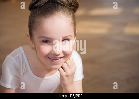 Kopfschuss von jungen Mädchen in Ballett Kleid Stockfoto