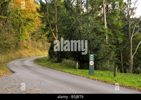 15 Meilen pro Stunde Höchstgeschwindigkeit auf der Einbahnstraße bis Wendover Woods in Buckinghamshire UK Stockfoto