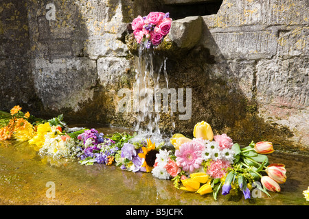 Einer der sieben Brunnen im Cotswold-Dorf Bisley, Gloucestershire, Großbritannien, wurde für die Zeremonie zur Segnung der Brunnen am Himmelfahrtstag dekoriert Stockfoto