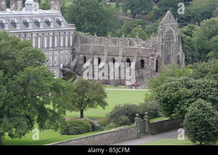 Eine allgemeine Ansicht des Holyrood Abbey (Ruine) und Holyrood Palace dahinter im Holyrood Park Edinburgh Stockfoto