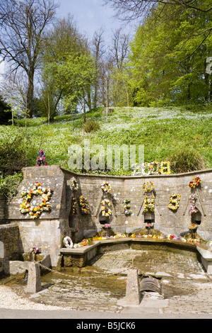 Sieben Brunnen in der Cotswold-Dorf von Bisley, Gloucestershire für die Himmelfahrt-Zeremonie der Segen der Brunnen dekoriert Stockfoto