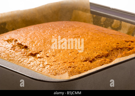 Nahaufnahme der Ecke eines frisch gebackenen Yorkshire Parkins, das in der Dose kühlt. Stockfoto