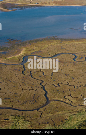 Aerial Landschaft zeigt der Gezeitenzone von Bächen und Salzwiesen zwischen Toynbee und Blakeney an der Nordküste Norfolk Stockfoto