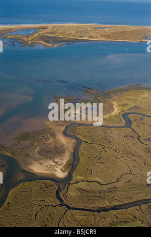 Aerial Landschaft zeigt der Gezeitenzone von Bächen und Salzwiesen zwischen Toynbee und Blakeney an der Nordküste Norfolk Stockfoto