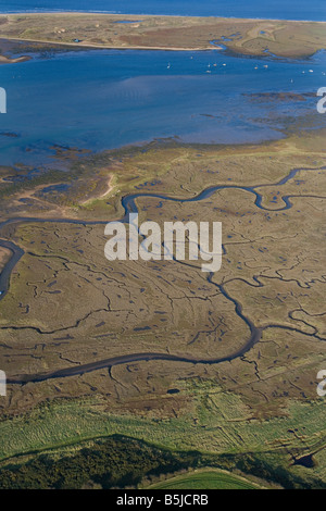 Aerial Landschaft zeigt der Gezeitenzone von Bächen und Salzwiesen zwischen Toynbee und Blakeney an der Nordküste Norfolk Stockfoto