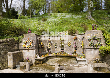 Sieben Brunnen in der Cotswold-Dorf von Bisley, Gloucestershire für die Himmelfahrt-Zeremonie der Segen der Brunnen dekoriert Stockfoto