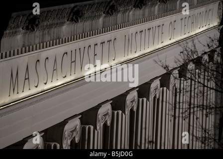 Die Fassade des Gebäudes 10 auf dem Campus des Massachusetts Institute of Technology in Cambridge MA 12 1 07 gesehen Stockfoto