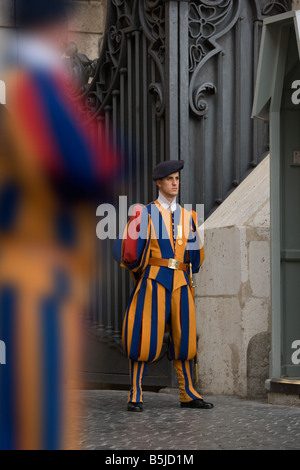 Zwei päpstliche Schweizergarde Wache in traditioneller Uniform mit Hecht in Vatikanstadt Rom Latium Italien Stockfoto