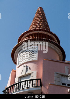 Rosa und weiße Turm von einem Eckgebäude mit konischen gefliest Dach, Lissabon, Portugal Stockfoto