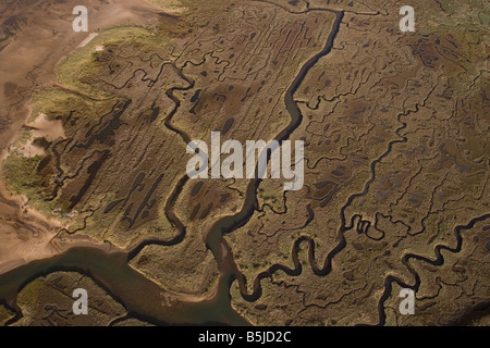 Aerial Landschaft zeigt der Gezeitenzone von Bächen und Salzwiesen zwischen Toynbee und Blakeney an der Nordküste Norfolk Stockfoto