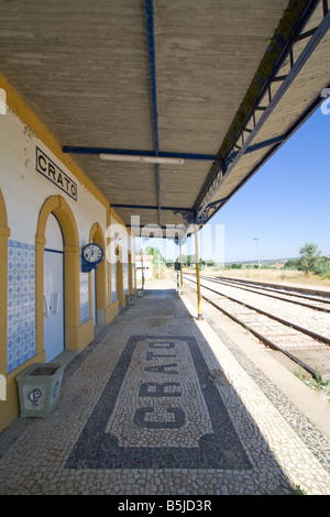 Bahnhof in Crato deaktiviert. Eines der vielen deaktivierten Bahnhöfen innen Portugal (Alentejo). Stockfoto