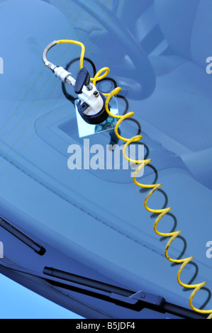 Nahaufnahme VW Volkswagen Polo Auto und mobile Windschutzscheibe Riss Reparaturausrüstung beschädigen Stockfoto